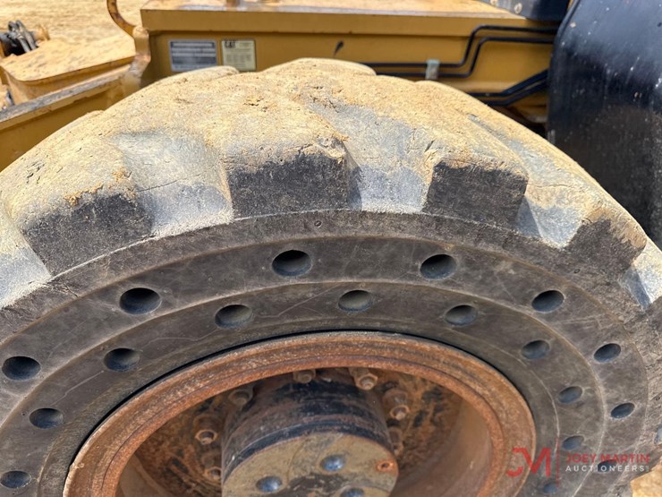 2015-caterpillar-tl1055c-image-9