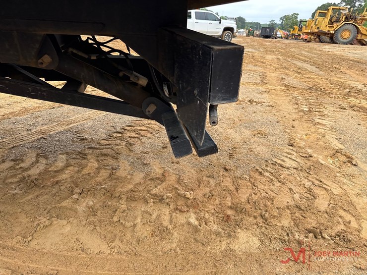 2015-peterbiltroll-back-truck-image-16