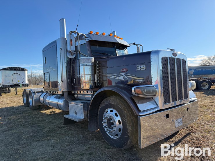 2010-peterbilt-388-image-3