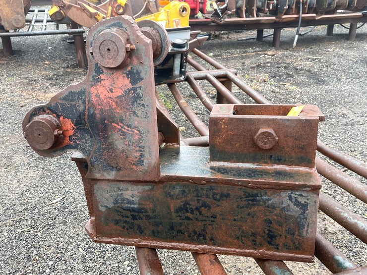 #5044-•-loading-equipment-mounting-bracket-image-1