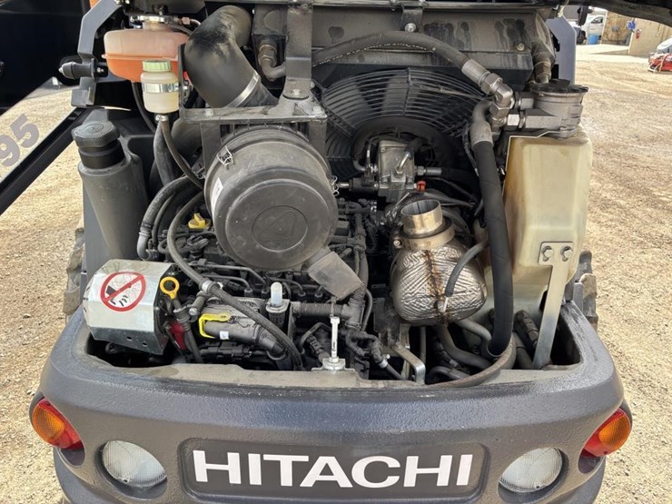 2022-hitachi-zw95-image-34