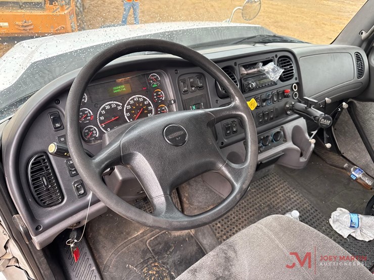 2016-freightliner-114sd-image-25
