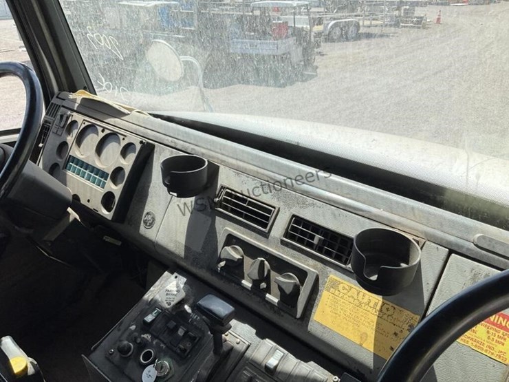 2003-freightliner-fl70-image-18