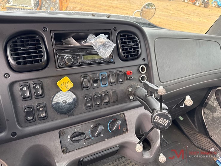2016-freightliner-114sd-image-27
