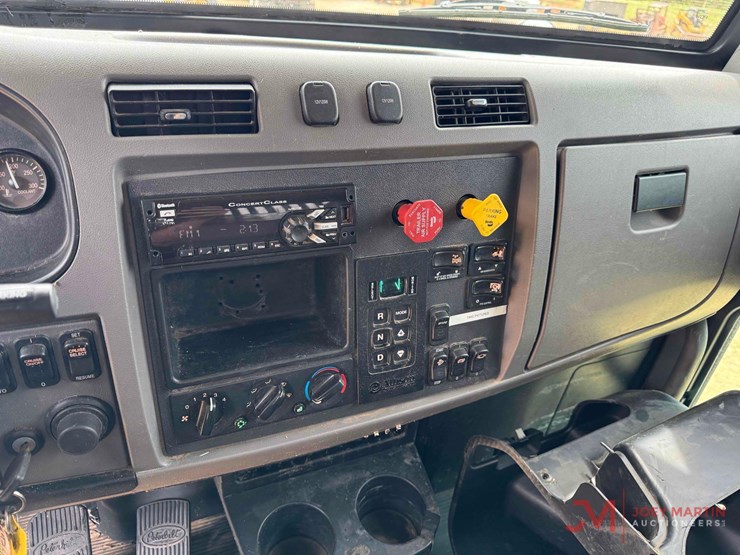 2019-peterbilt-348-image-25