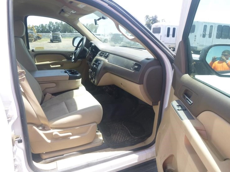 2014-chevrolet-tahoe-image-16