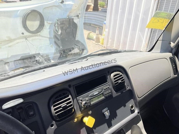 2007-freightliner-m2-106-image-21