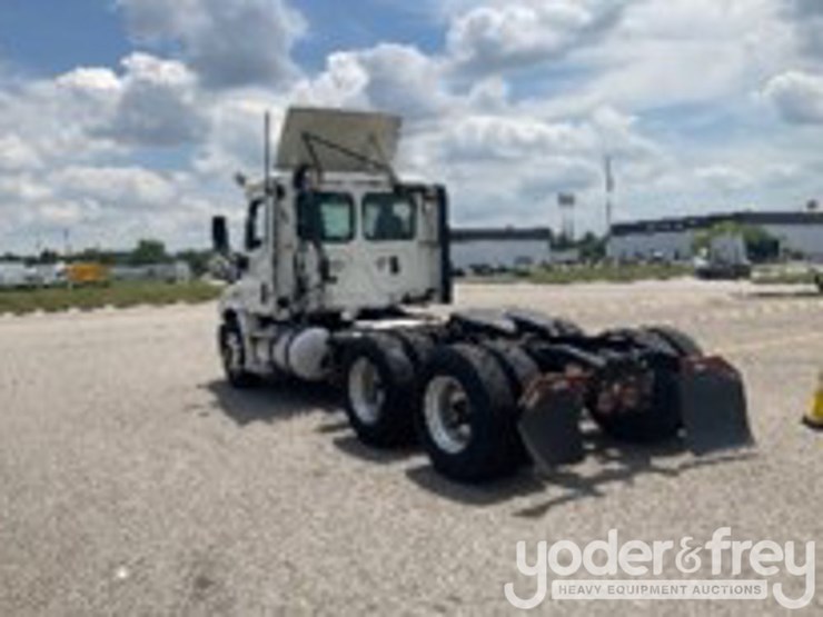 2017-freightliner-cascadia-113-image-3