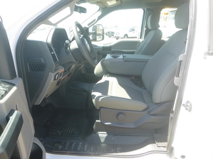 2022-ford-f550-image-24