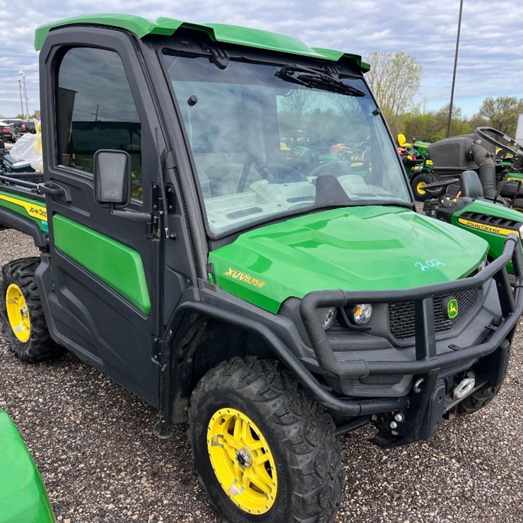 JOHN DEERE GATOR