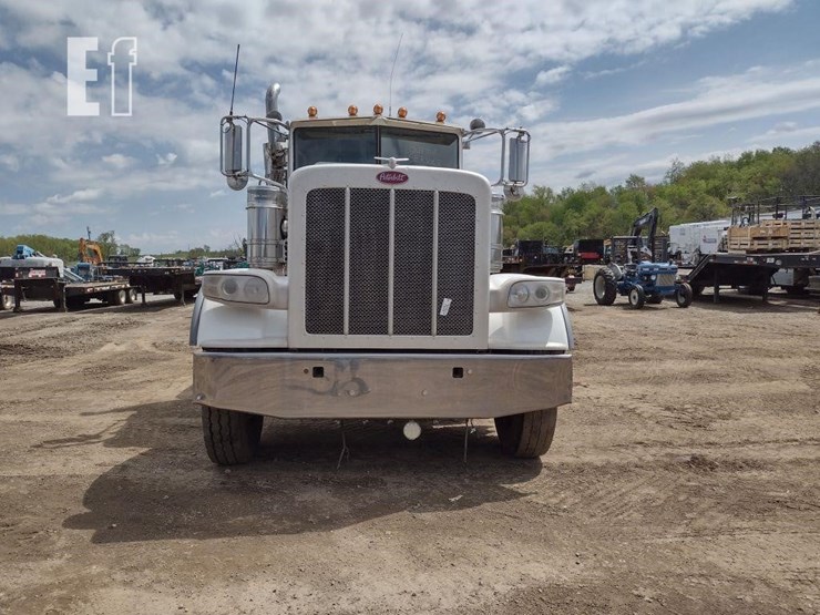 peterbilt-389-image-4