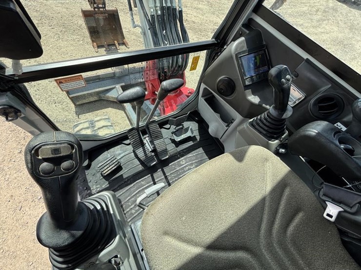 2020-takeuchi-tb240-image-26