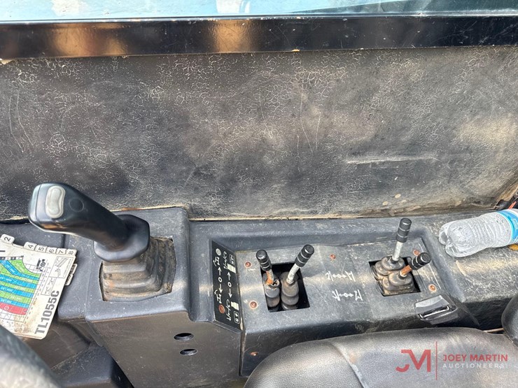 2015-caterpillar-tl1055c-image-17