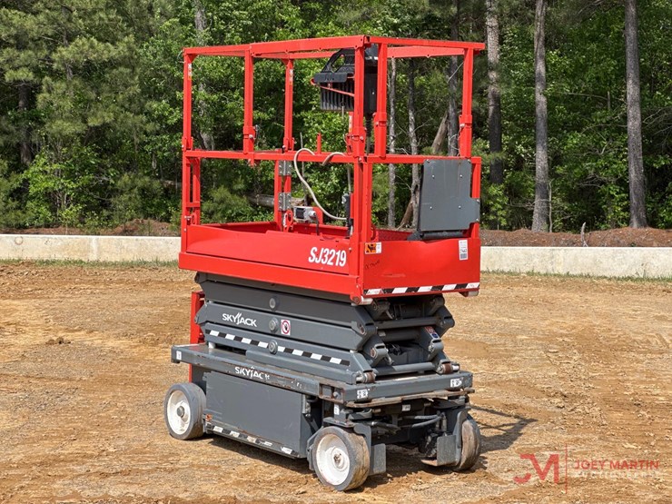 2020-skyjack-sj3219-electric-scissor-lift-image-1