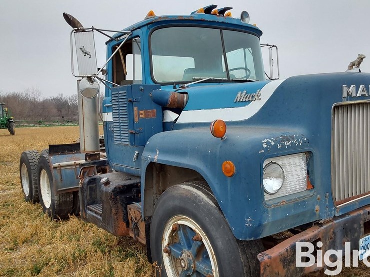 1974-mack-r600-image-15