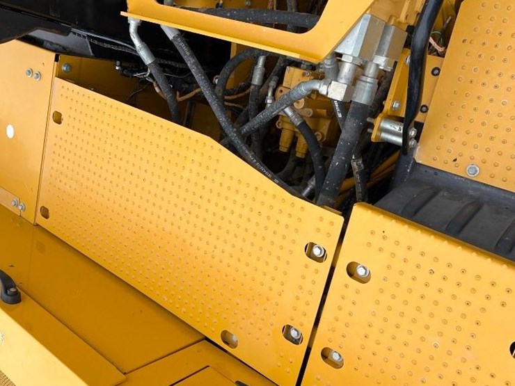 2019-caterpillar-320-image-19