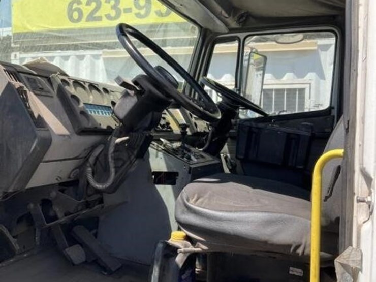 2003-freightliner-fl70-image-23