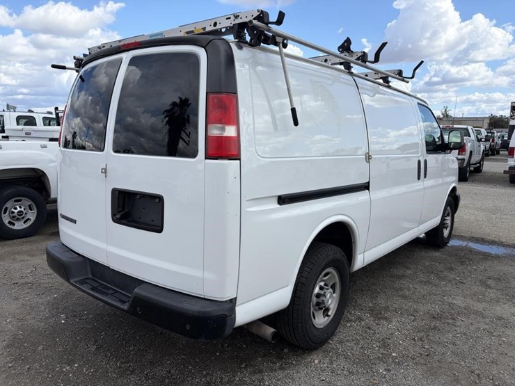 2017-chevrolet-express-2500-image-3