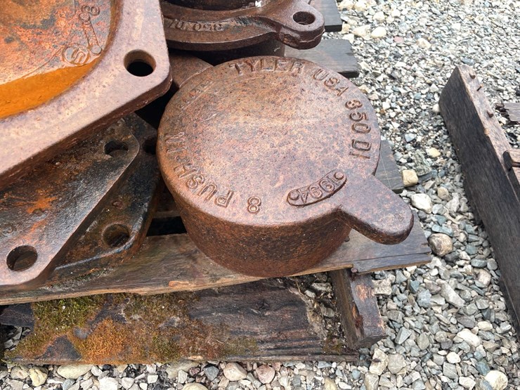 #5084-•-pallet-of-cast-iron-covers-image-10