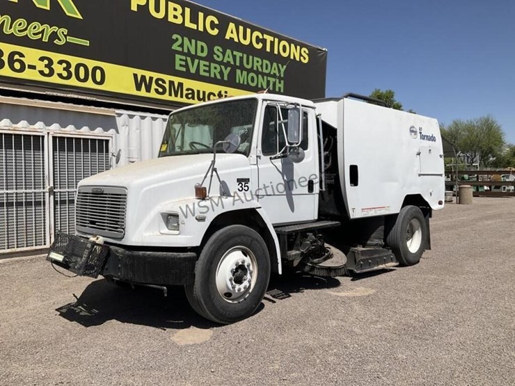 2003-freightliner-fl70-image-2