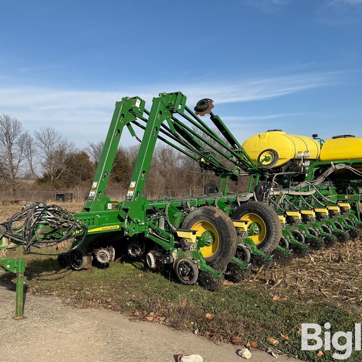 2015 JOHN DEERE 1775NT