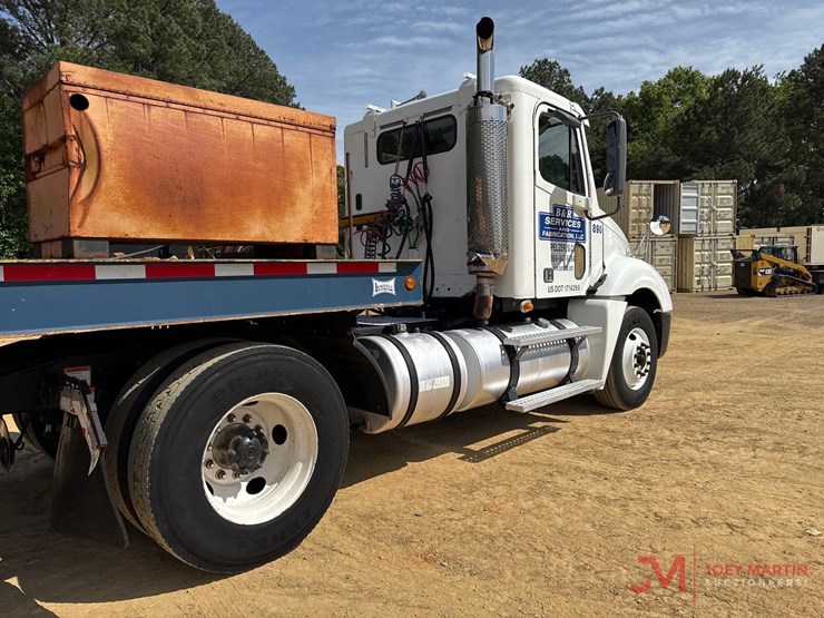 2007-freightliner-s/a-day-cab-truck-tractor-image-2