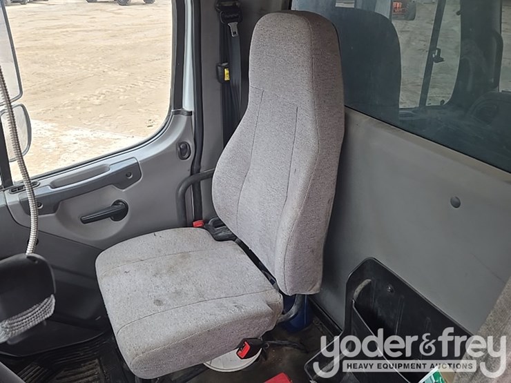 2019-freightliner-108sd-image-63