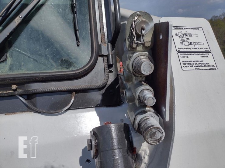 2009-bobcat-t320-image-23