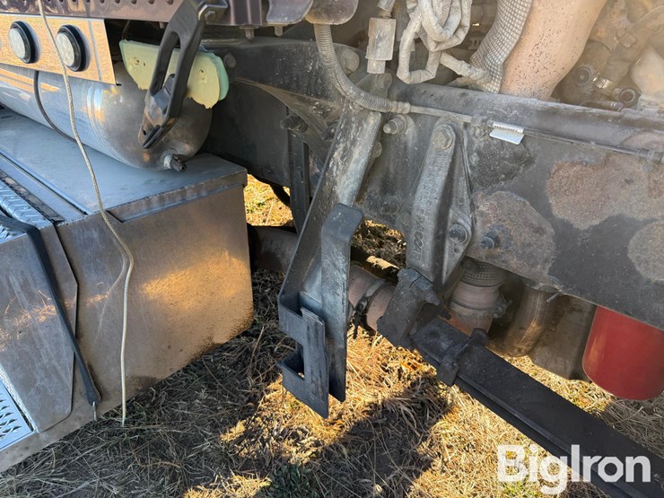 2010-peterbilt-388-image-16