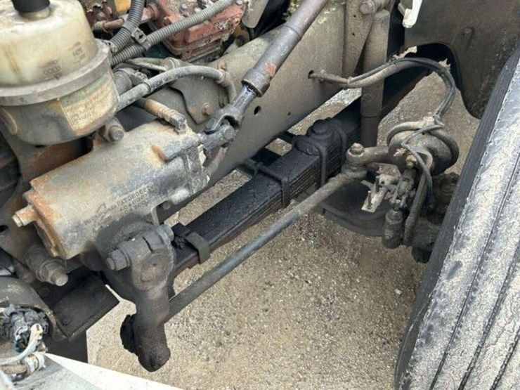2004-freightliner-fl80-image-32