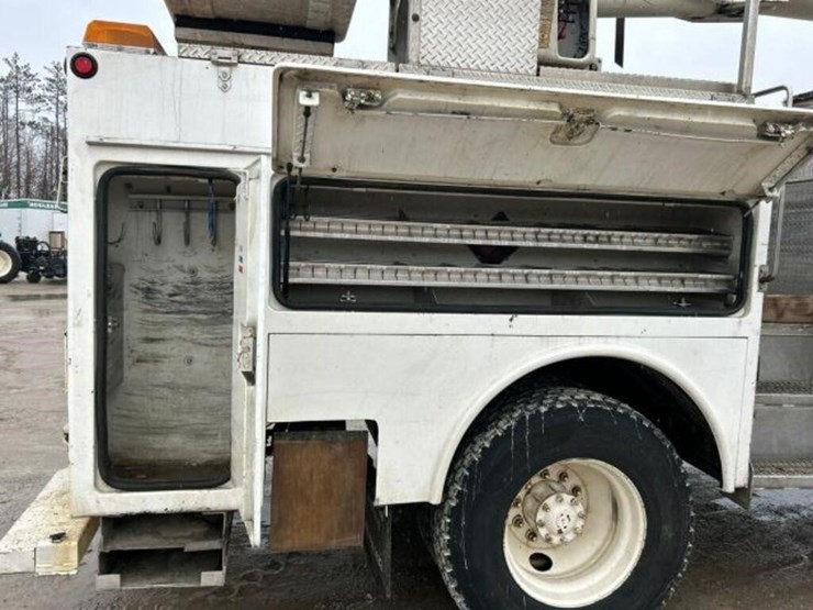 2004-freightliner-fl80-image-52