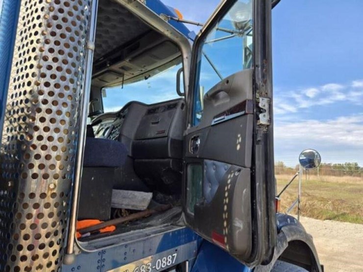 2011-kenworth-t800-image-37