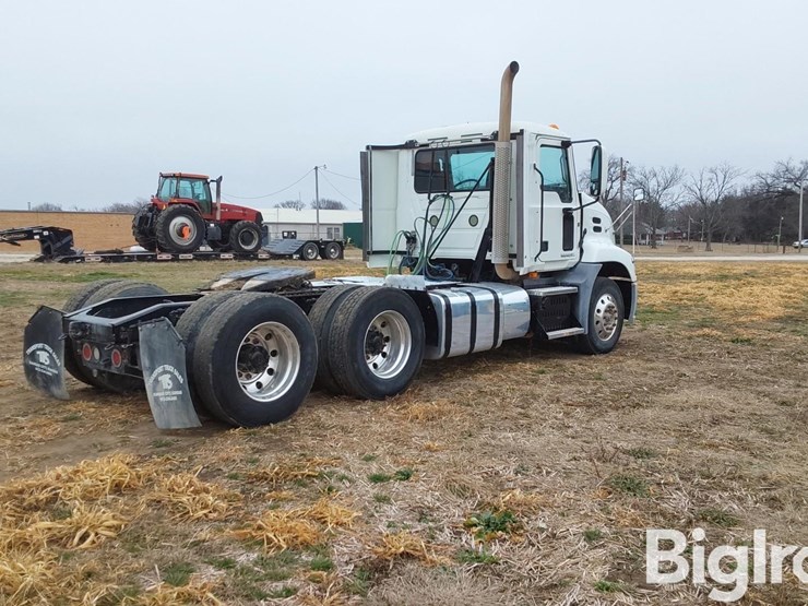 2015-mack-pinnacle-cxu613-t/a-truck-tractor-image-5