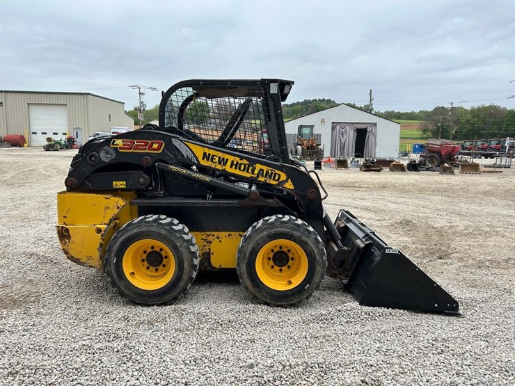 2023-new-holland-l320-image-5