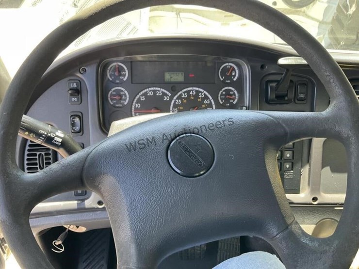 2007-freightliner-m2-106-image-18