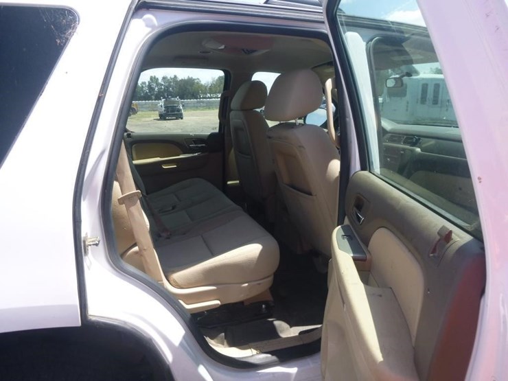 2014-chevrolet-tahoe-image-18