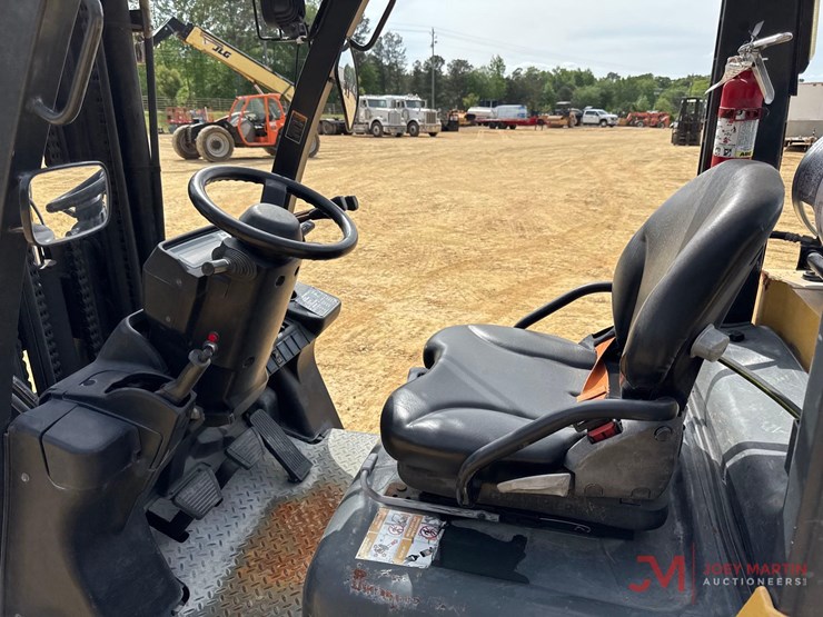 cat-2c8000-straight-mast-forklift-image-12