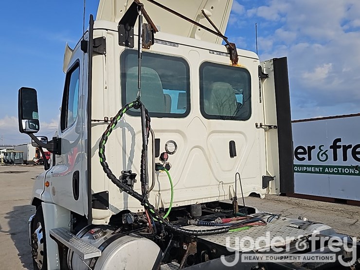 2019-freightliner-cascadia-125-image-21