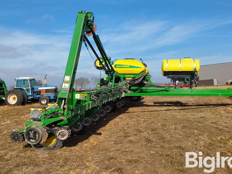 2015-john-deere-1775nt-image-10