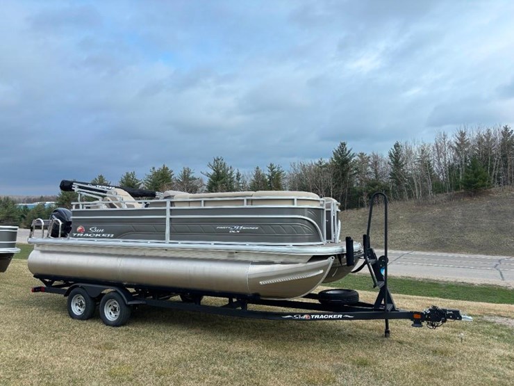 2024-sun-tracker-party-barge-20-pontoon-image-7