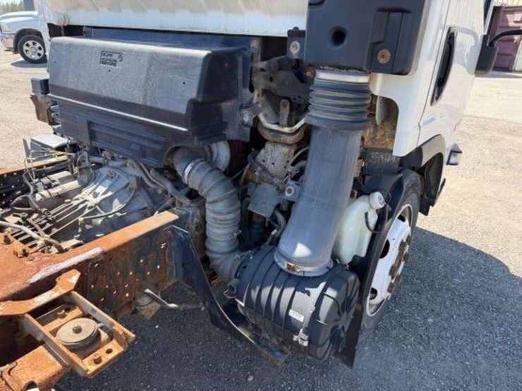 2015-isuzu-nrr-image-25
