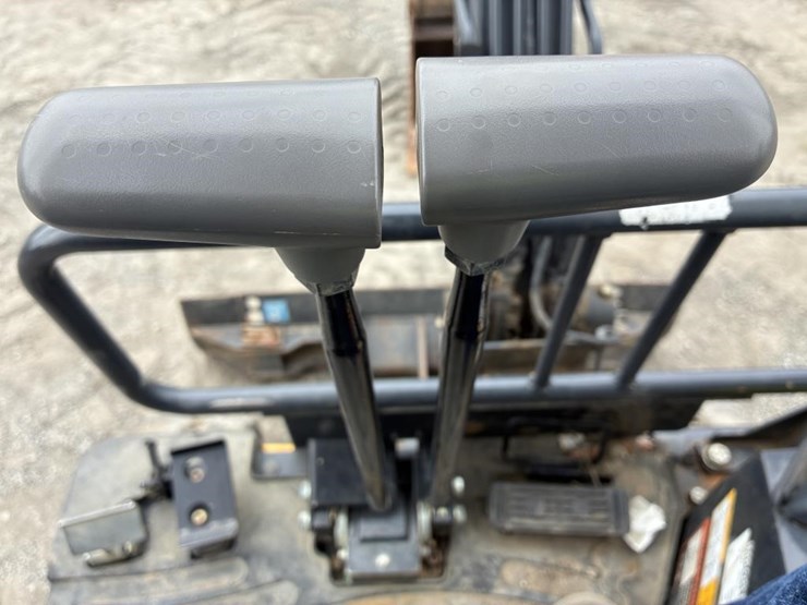 2023-deere-17g-image-18