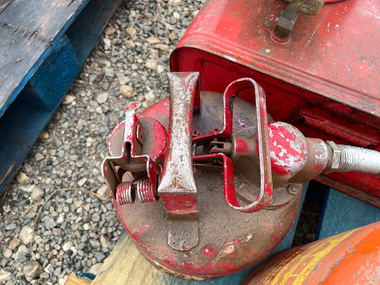 #5086-•-pallet-of-gas-cans-image-11