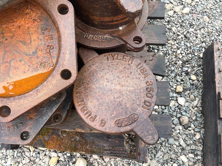 #5084-•-pallet-of-cast-iron-covers-image-11