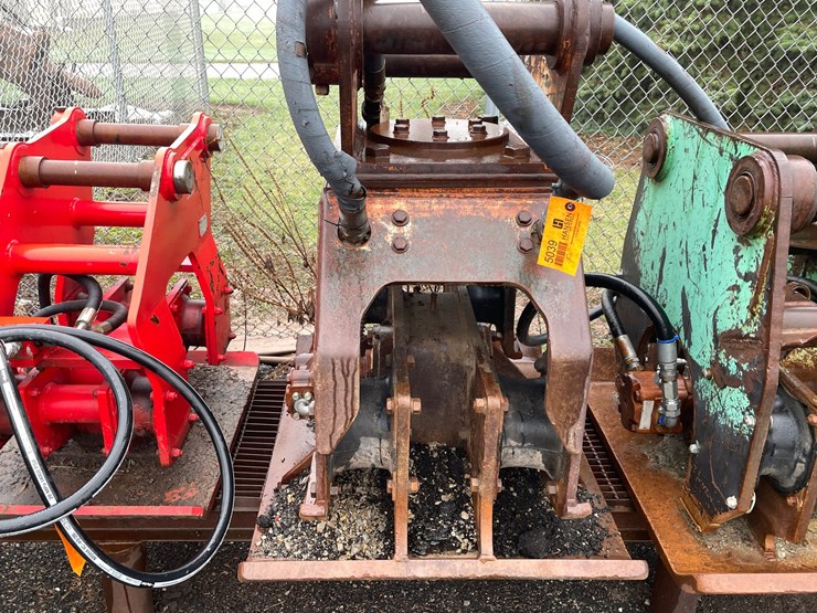 #5039-•-hydraulic-plate-compactor-attachment-image-1