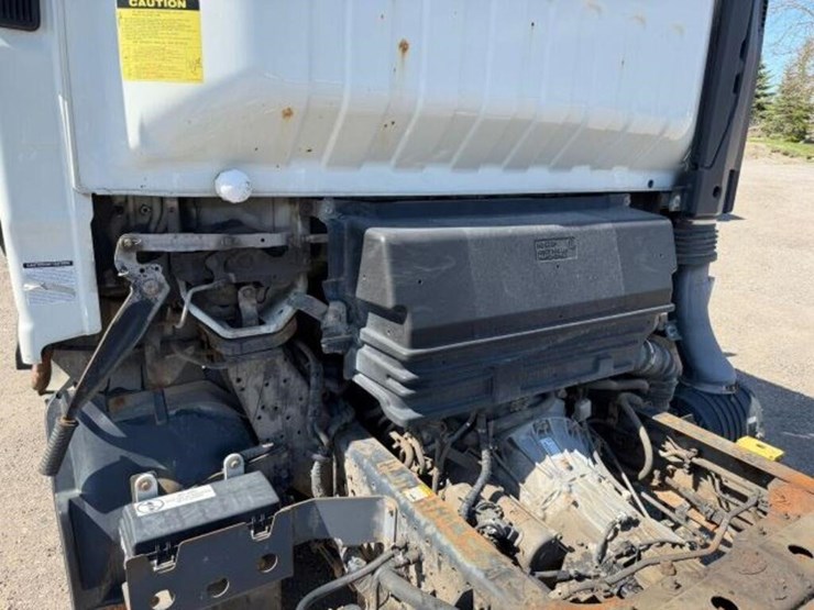 2015-isuzu-npr-image-17