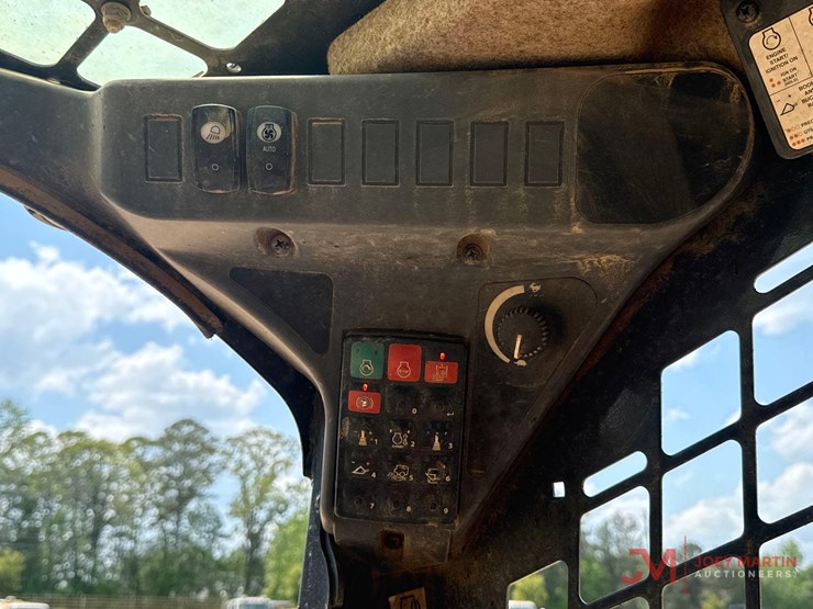 deere-331g-image-11