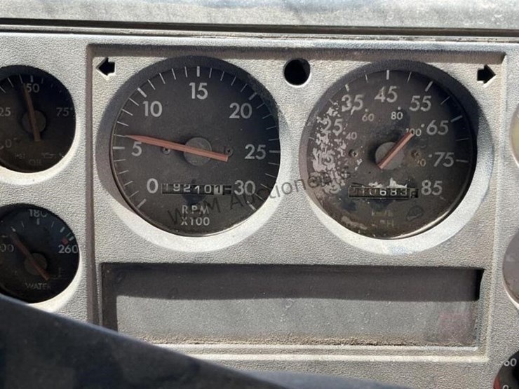 2003-freightliner-fl70-image-17
