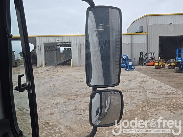 2019-freightliner-108sd-image-56