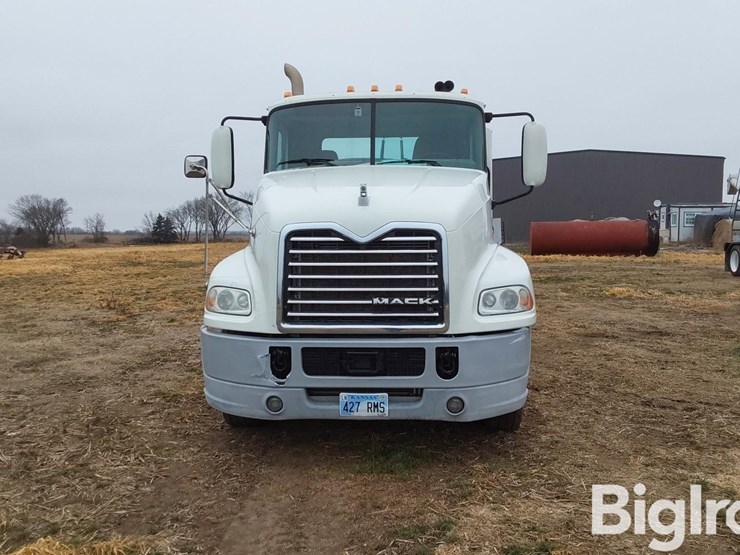 2015-mack-pinnacle-cxu613-t/a-truck-tractor-image-2